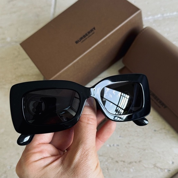 BURBERRY Sunglasses, B4243 3001/87, Authentic with tags - Picture 9 of 11